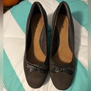 Clarks artisan diamond brown suede slip on bow pumps Womens 9M